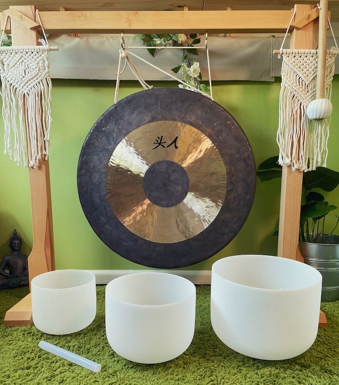 crystal singing bowls tibetan sound healing music therapy baths experience day out idea near me gloucestershire tewkesbury cotswolds cheltenham